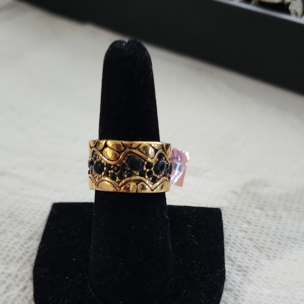 Elegant Gold and Black Women's Ring
